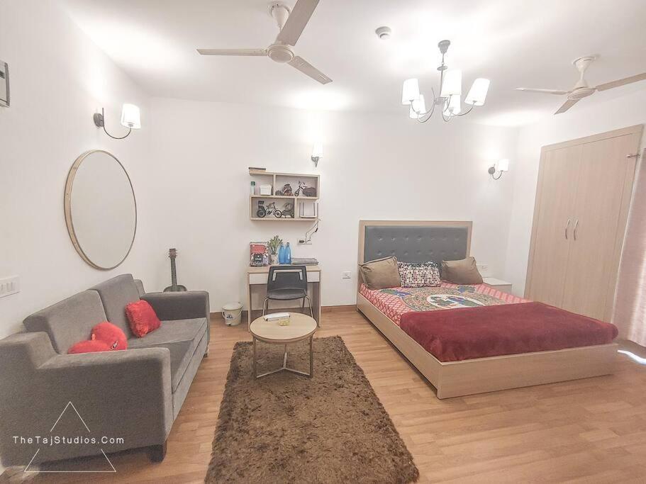 Top Luxury & Couple Friendly Stay Gp By Taj Suites & Studios #New Year Party & Stay Нойда Экстерьер фото