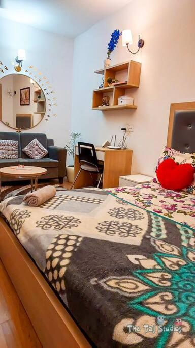 Top Luxury & Couple Friendly Stay Gp By Taj Suites & Studios #New Year Party & Stay Нойда Экстерьер фото