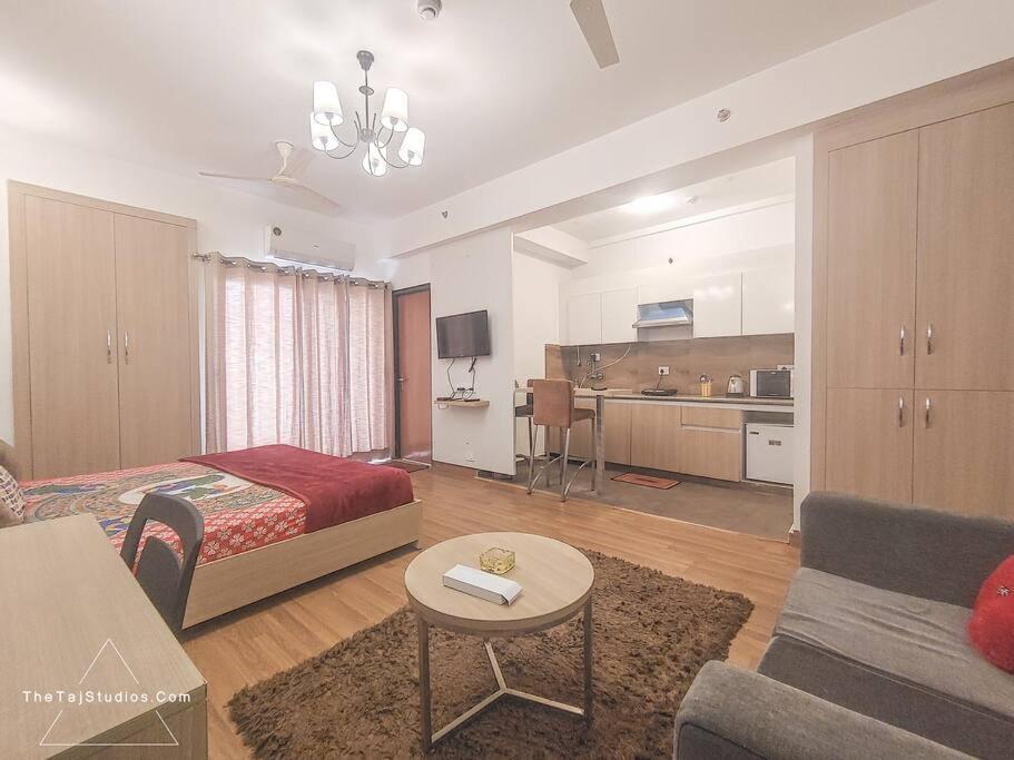Top Luxury & Couple Friendly Stay Gp By Taj Suites & Studios #New Year Party & Stay Нойда Экстерьер фото