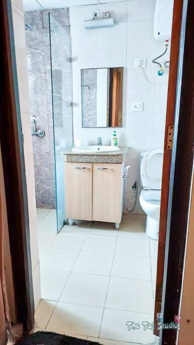 Top Luxury & Couple Friendly Stay Gp By Taj Suites & Studios #New Year Party & Stay Нойда Экстерьер фото